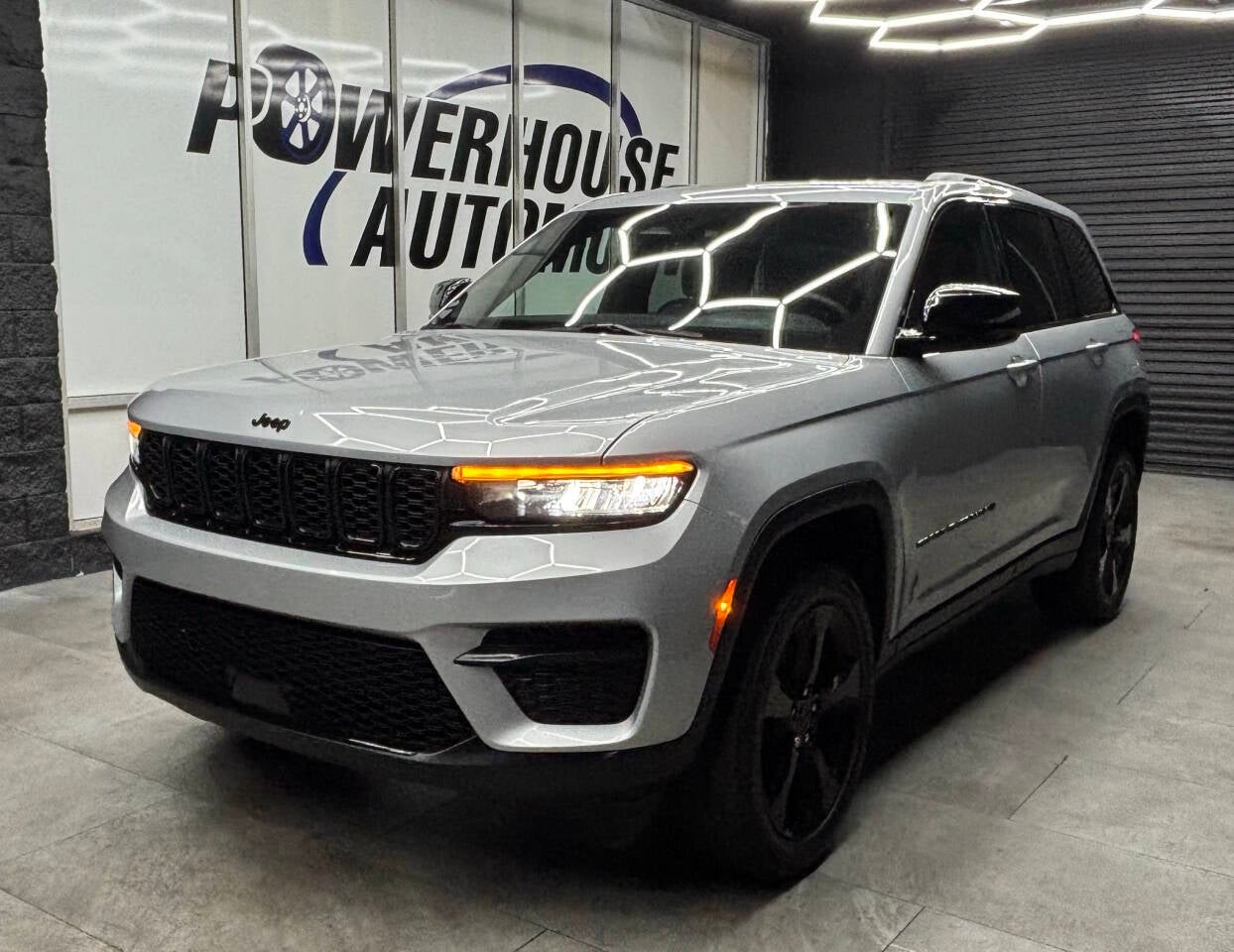 2023 Jeep Grand Cherokee Laredo 4x4 4dr SUV