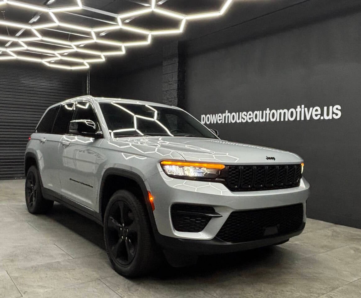2023 Jeep Grand Cherokee Laredo 4x4 4dr SUV