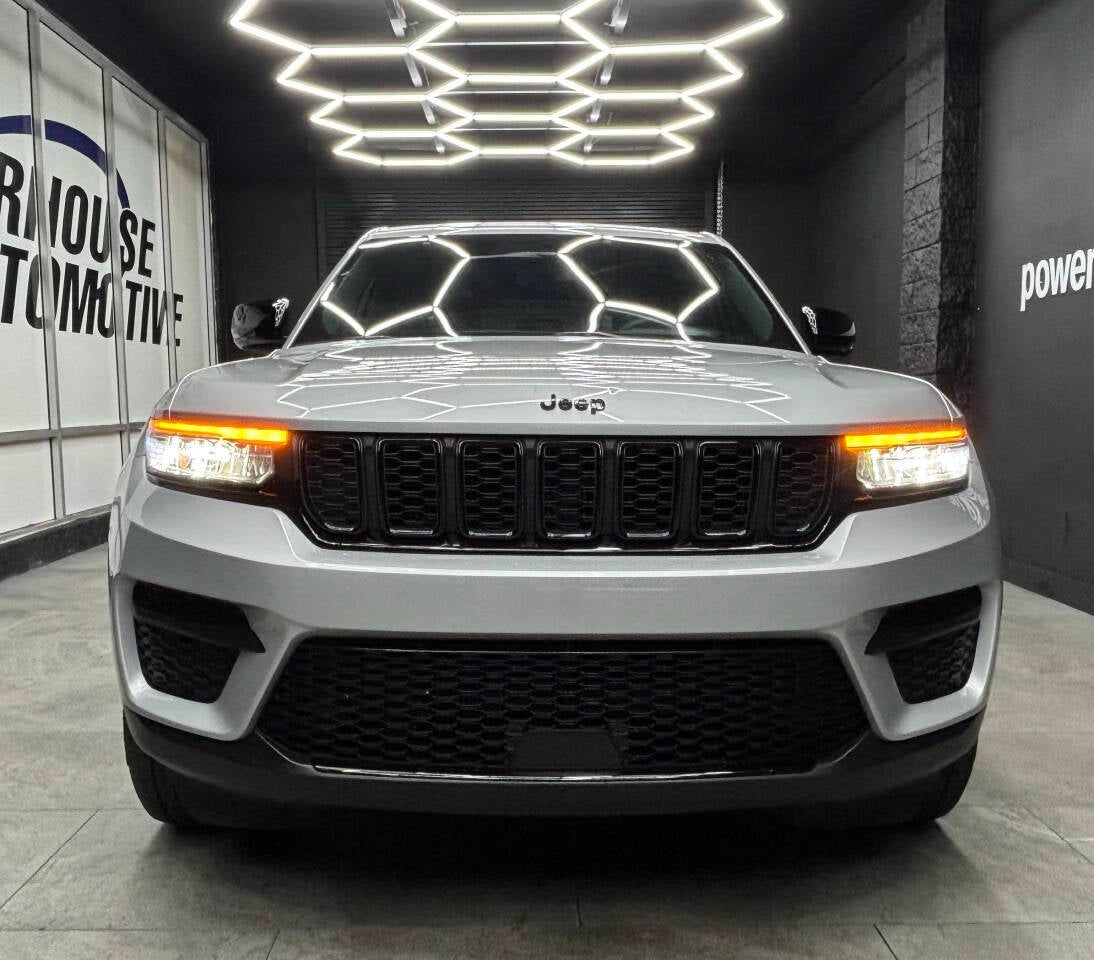 2023 Jeep Grand Cherokee Laredo 4x4 4dr SUV