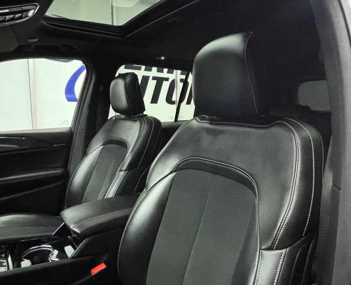 2023 Jeep Grand Cherokee Laredo 4x4 4dr SUV