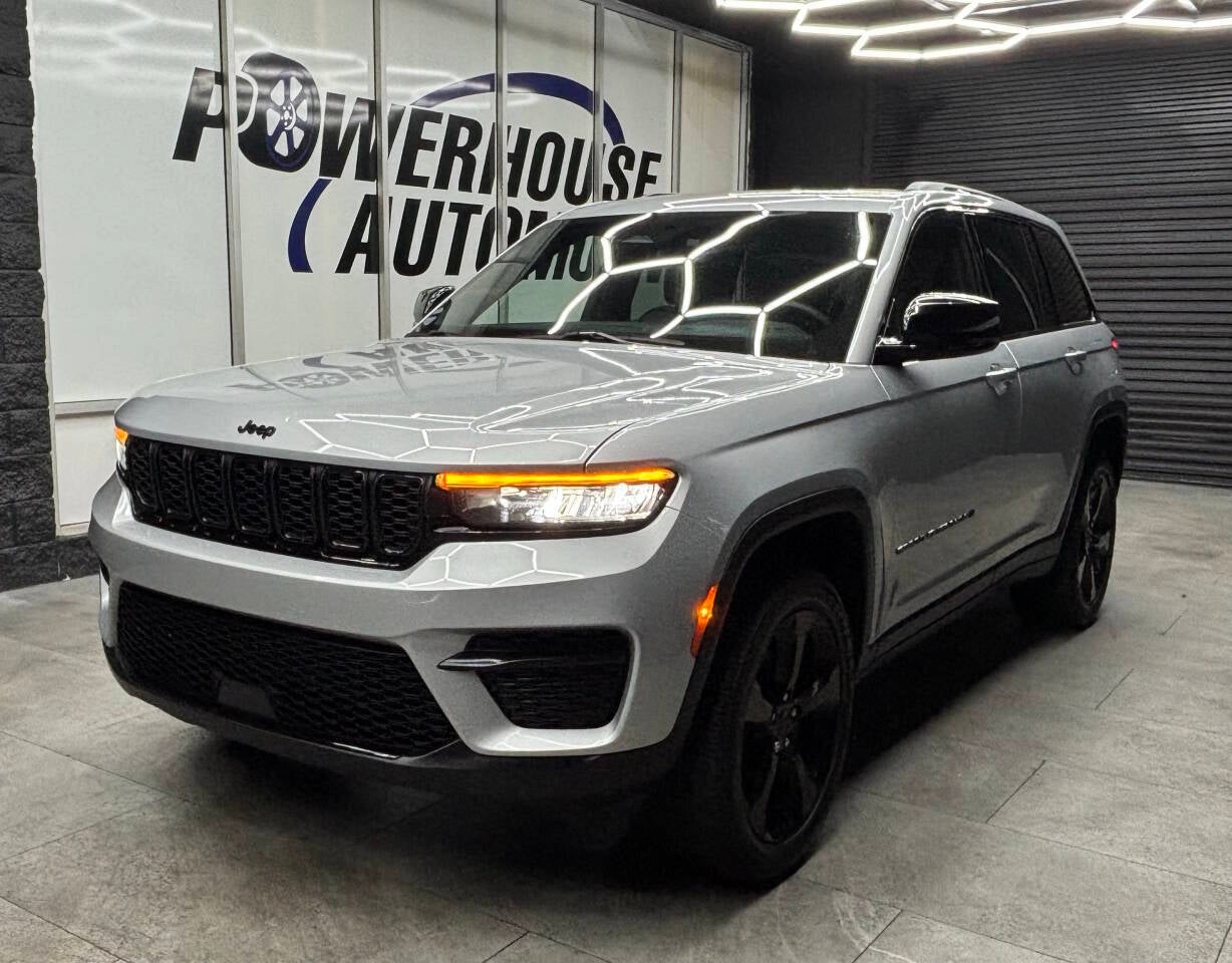 2023 Jeep Grand Cherokee Laredo 4x4 4dr SUV