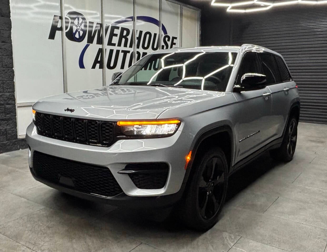 2023 Jeep Grand Cherokee Laredo 4x4 4dr SUV