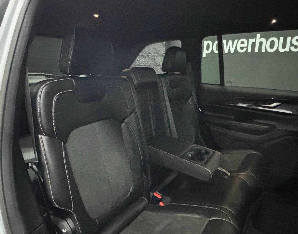 2023 Jeep Grand Cherokee Laredo 4x4 4dr SUV