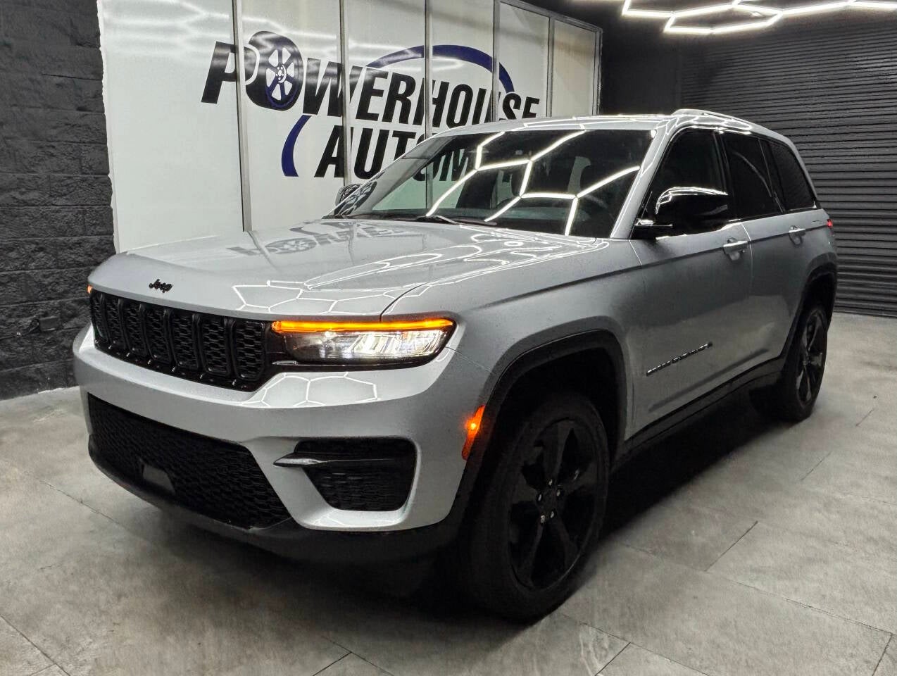 2023 Jeep Grand Cherokee Laredo 4x4 4dr SUV