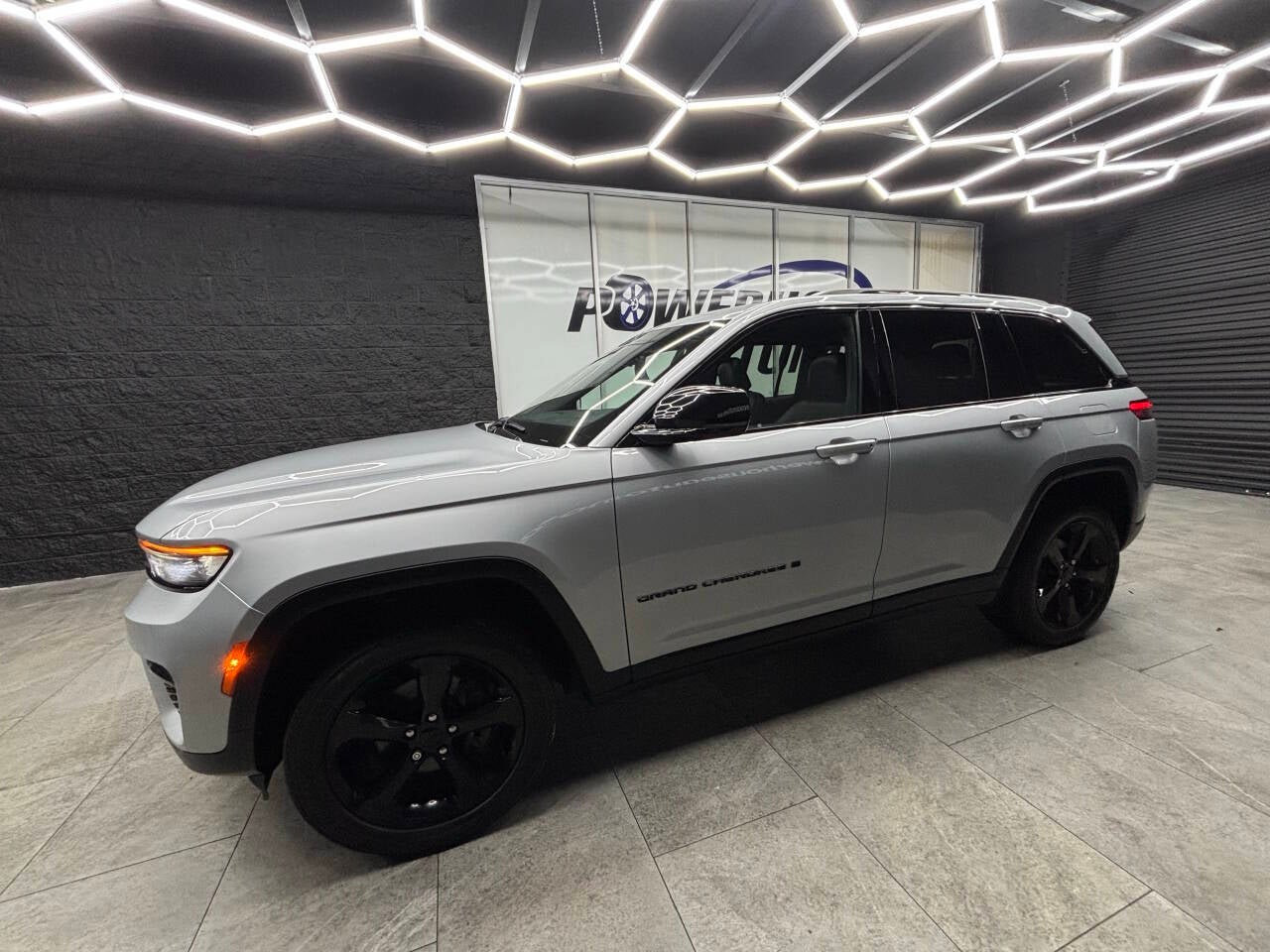 2023 Jeep Grand Cherokee Laredo 4x4 4dr SUV
