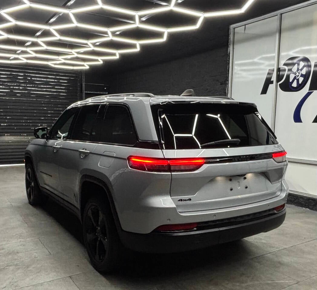 2023 Jeep Grand Cherokee Laredo 4x4 4dr SUV