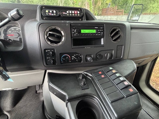 2009 Ford Econoline Commercial Cutaway E 450 SD 2dr Commercial/Cutaway/Chassis 158 176 in. WB