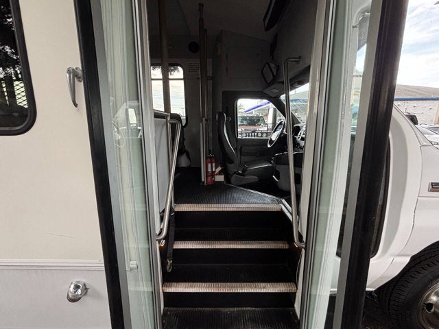 2009 Ford Econoline Commercial Cutaway E 450 SD 2dr Commercial/Cutaway/Chassis 158 176 in. WB