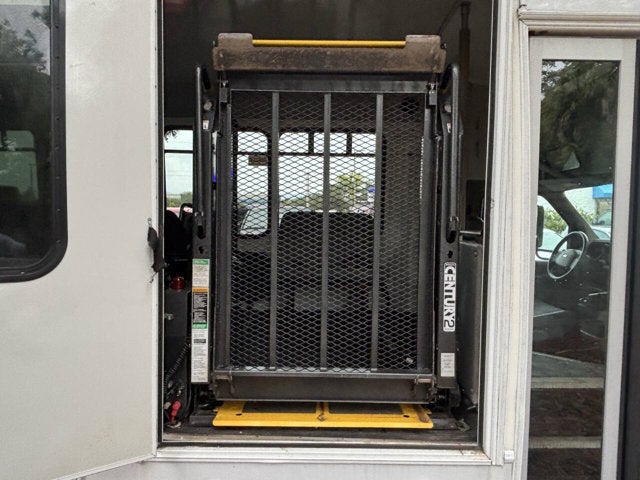 2009 Ford Econoline Commercial Cutaway E 450 SD 2dr Commercial/Cutaway/Chassis 158 176 in. WB