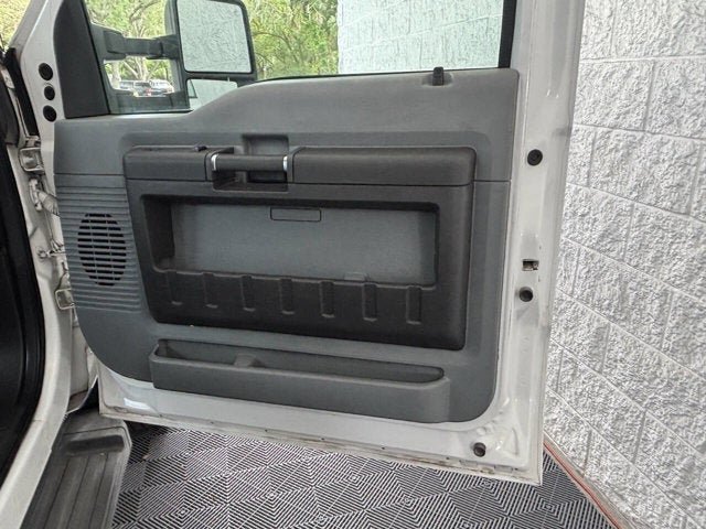 2011 Ford Super Duty F-550 DRW 4X2 2dr Regular Cab 140.8 200.8 in. WB